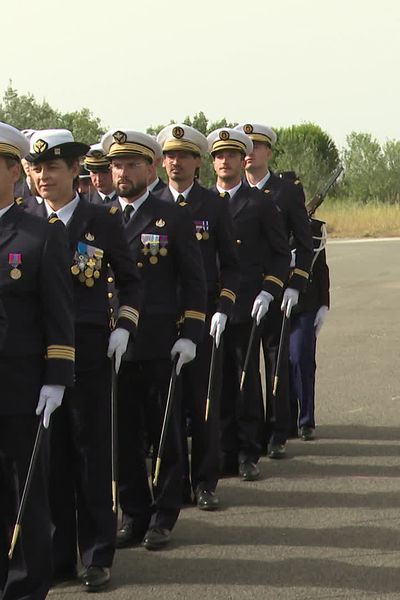 90 militaires de la Direction générale de l’armement s’entraînent à marcher au pas sur l’ancienne base de l’aéronautique navale varoise avant le 14 juillet.