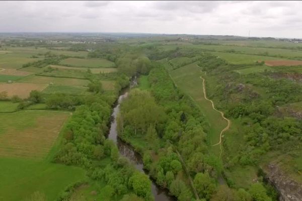 L'affluent de la Loire s'étend sur 90 kilomètres, entre le département des Deux-Sèvres et le Maine-et-Loire.