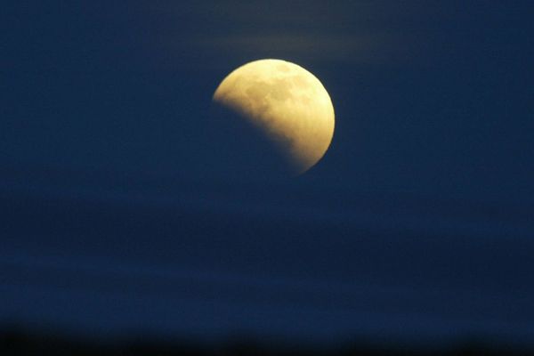 Une photo prise le 4 mai 2004 à Montpellier de l'éclipse totale de Lune.