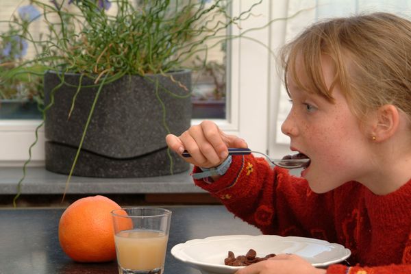 Tandis que la pauvreté s’intensifie en France, l’alimentation apparaît comme la variable d’ajustement. 