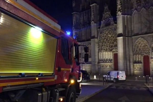 Une partie de "la toiture" du choeur a été touchée lors d'un incendie survenu à la cathédrale d'Auxerre vendredi 11 mars 2016.