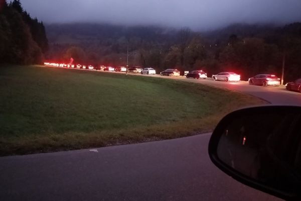 Sur la route menant à la Suisse, les bouchons peuvent se former dès le début de matinée. Comme ici, à Goumois (Doubs).