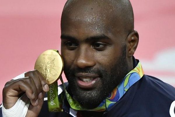Le judoka Teddy Riner célèbre sa médaille d'or chez les plus de 100 kilos aux Jeux olympiques de Rio (Brésil), le 12 août 2016.