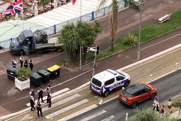 Le camion sur le quai des États Unis à Nice.