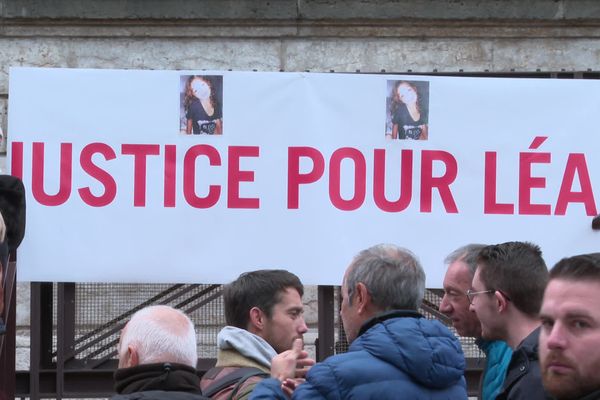 Les proches de Léa ont manifesté devant le tribunal de Saint-Etienne, le 6 janvier 2023.