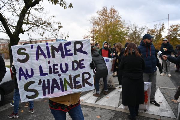 Alors que rien dans l'enquête n'accrédite un mobile raciste, la rumeur persiste. La colère et la haine enflent. Les noms et les adresses de certains suspects sont même dévoilés sur les réseaux sociaux.