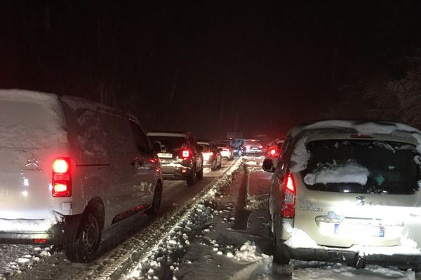 Des automobilistes ont été pris au piège par la neige sur l'A89 au niveau de Noirétable.