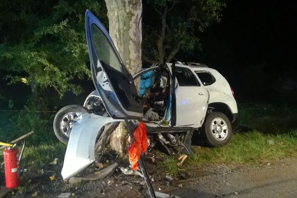 La voiture s'est encastrée dans le platane.