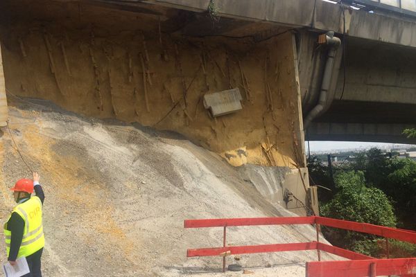 Le mur de soutènement du viaduc de Gennevilliers, effondré.