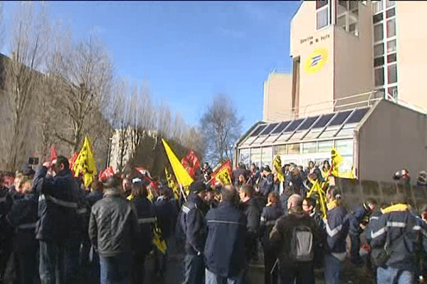 Plusieurs centaines de facteurs se sont réunis ce mardi matin devant la direction régionale de la Poste à Caen