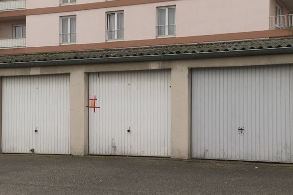 Le cadavre était dissimulé dans un box au pied d'immeubles de la rue Vauban, à Mulhouse (Haut-Rhin).