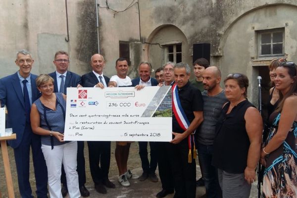 Un chèque de 296 000€ a été remis samedi à Francis Mazzotti, et à son conseil municipal pour la restauration du couvent Saint-François, à Pino, dans le Cap Corse. C'est le résultat du loto du patrimoine, organisé par la Mission Patrimoine. 