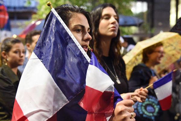 François Hollande invite les Français à "pavoiser" leur domicile lors de l'hommage solennel qui sera rendu vendredi aux Invalides aux victimes des attentats du 13 novembre, a annoncé le porte-parole du gouvernement Stéphane Le Foll.