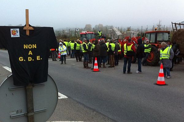 Les anti-GDE ce lundi matin devant le site de Nonant-le-Pin