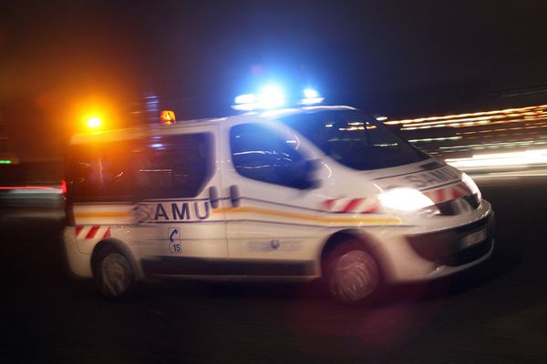 L'ambulance "lourde" du Samu de l'Aveyron était en mission lors du choc avec la voiture.