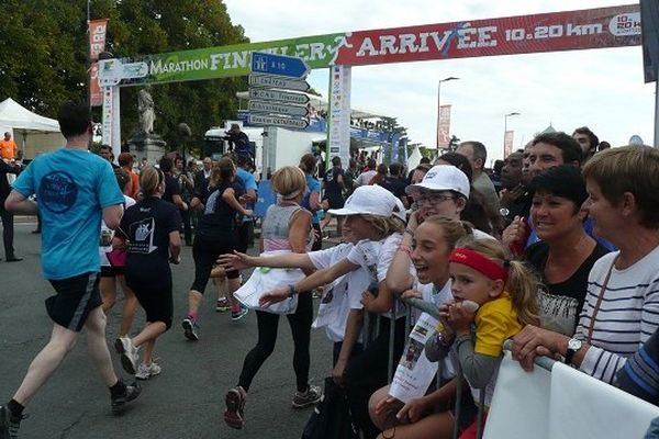 A l'arrivée, le public encourage les coureurs. 