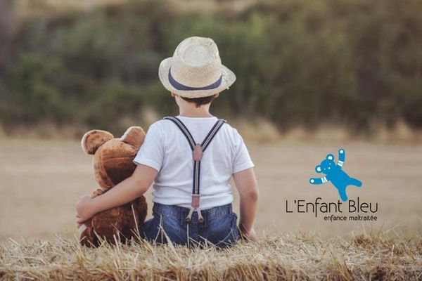 Créée en 1989, l'association "L'enfant Bleu" a notamment pour mission de contribuer avec les institutions à une meilleure protection des enfants