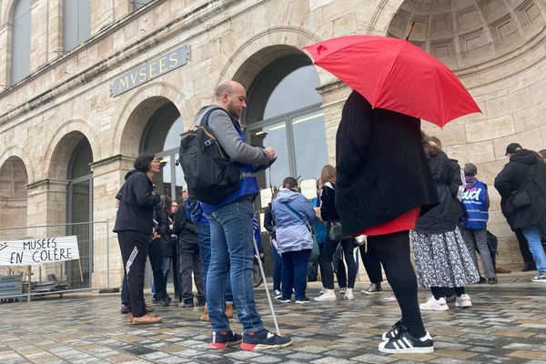 Une vingtaine d'agents s'est rassemblée devant le Musée des Beaux-arts de Besançon ce vendredi 31mai 2024.