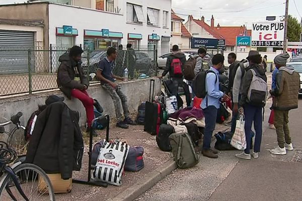 Les demandeurs d'asile, expulsés de l'ancienne CPAM, à Chenôve, lundi 9 septembre.