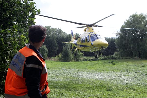 Illustration d'un hélicoptère en intervention sur un accident de la route