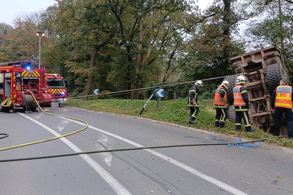 Le conducteur d'un tracteur a fait une chute de huit mètres de haut, dans la commune de Mortain-Bocage (Manche), samedi 2 novembre 2024.