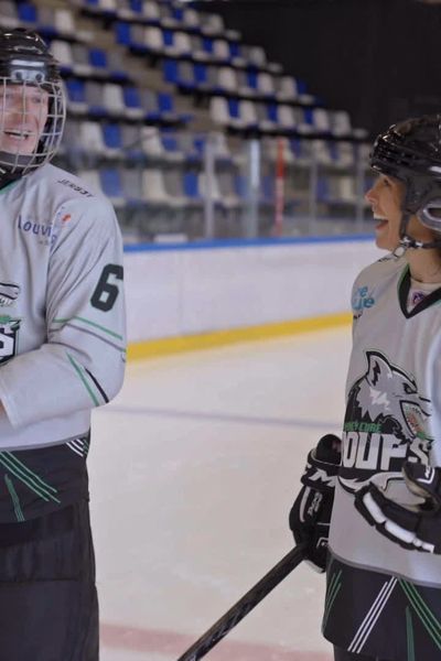 Clémence Castel et son invité Christopher se lance sur la glace pour s'essayer au hockey.