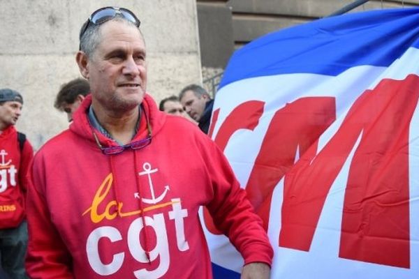 25/11/14 - Mobilisation du personnel de la SNCM, devant le tribunal de commerce de Marseille