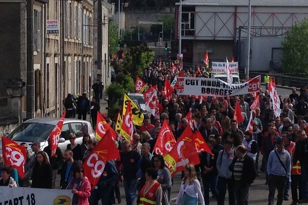 Environ 500 manifestants dans les rues de Bourges (Cher) contre la loi Travail