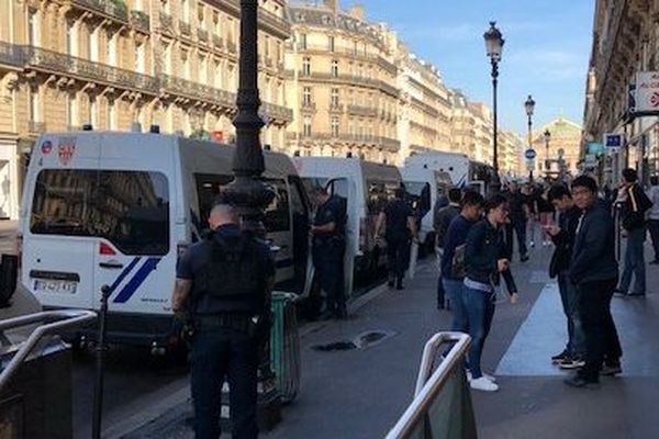 Des CRS se préparent à encadrer la Marche pour le climat, avenue de l'Opéra, à Paris.