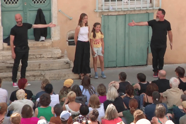 Le public participe au spectacle "Les Misérables" par les Batteurs de Pavés