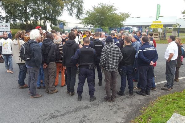 Des Faucheurs Volontaires bloquent l'entrée de l'usine Triskalia à Glomel ce 27 août 2018