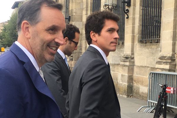 Joseph DaGrosa (à gauche) souriant à son arrivée à la mairie de Bordeaux le 23 octobre 2018. 