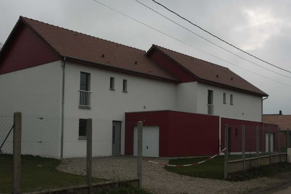 Les premieres maisons passives repondant aux normes allemandes Passivhaus ont ete construites en Picardie, a Formerie dans l'Oise. Elles consomment quatre fois moins d’energie qu’une maison performante soit moins de 15 kw/h par m2 et par an.