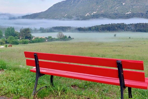 Un banc rouge, à Valedoure. L'une des 6 œuvres poétiques à découvrir sur la route