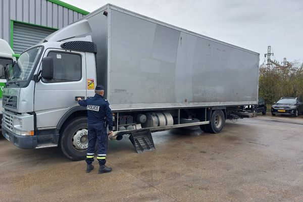 Un des deux poids-lourds a été saisi par la police nationale lors de ce rassemblement festif illégal.