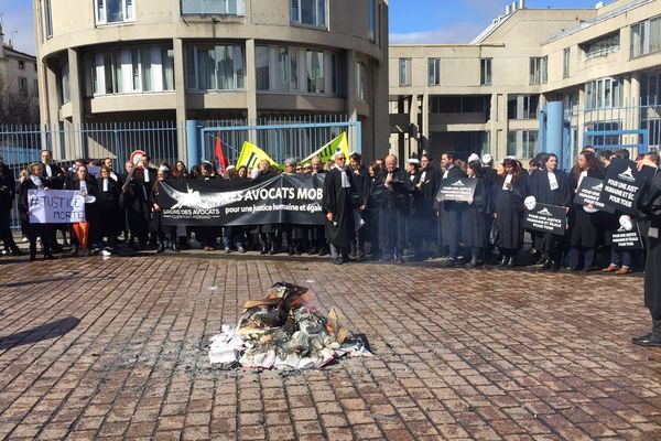 A Clermont-Ferrand dans le Puy-de-Dôme, les 150 avocats rassemblés devant le tribunal ont symboliquement brûlé leurs codes civils.