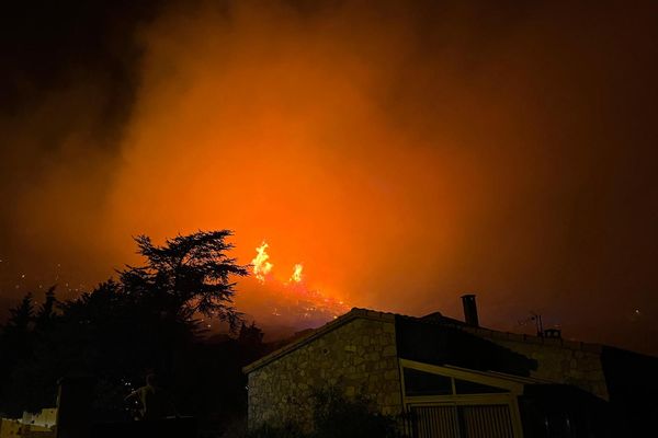 Le feu est aux portes de Santa Riparata.