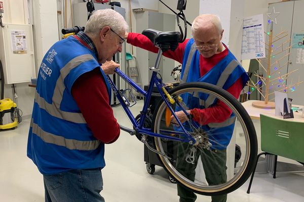 Plutôt que de racheter un vélo neuf, l'Atelier vous aide à le réparer.