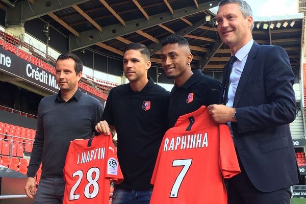 Les deux nouvelles recrues du Stade Rennais : Raphinha et Jonas Martin ont été présentées ce mardi.