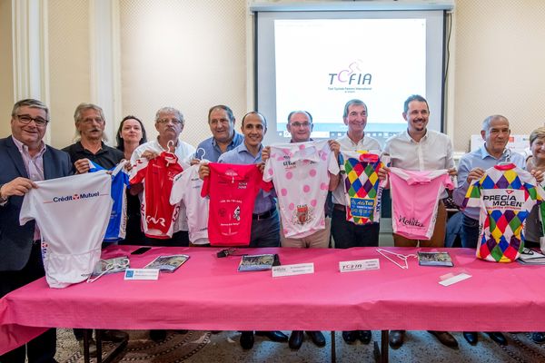 Présentation des maillots des équipes engagées dans ce 16 ème Tour cycliste féminin d'Ardèche 