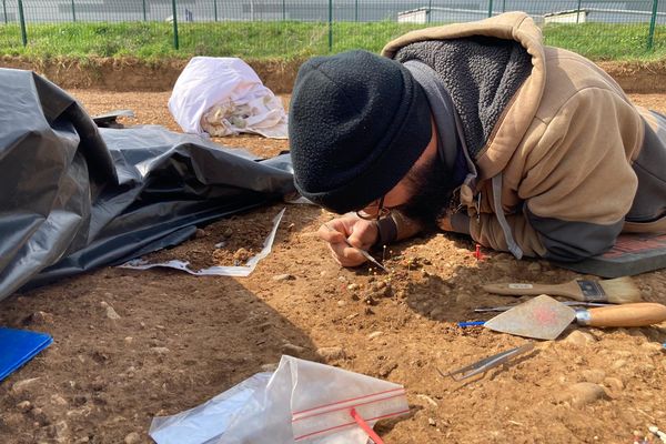 Fouilles en cours d'une sépulture d'un enfant où ont été retrouvés des morceaux d'un collier en bronze.