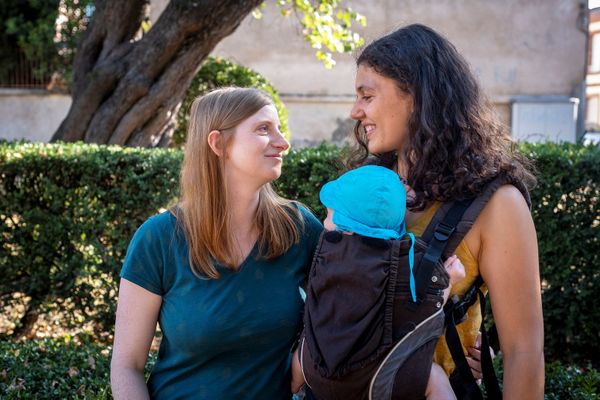 A Toulouse, comme des milliers de mères en France chaque année, Katharina et Adeline ont eu recours à la PMA dans un autre pays (le Danemark) pour avoir leur fils.