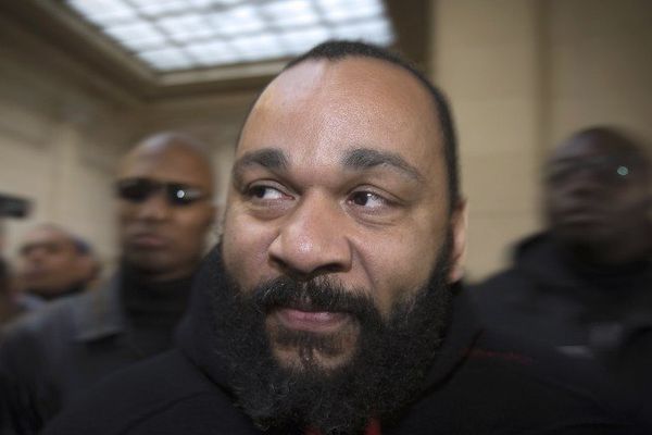 L'humoriste Dieudonné a la sortie d'une audience au Palais de Justice de paris