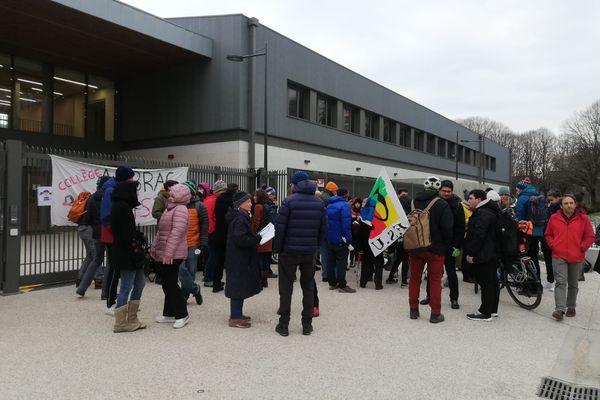 Devant le collège Lucie Aubrac, les enseignants dénoncent une baisse des moyens alloués à leur établissement.