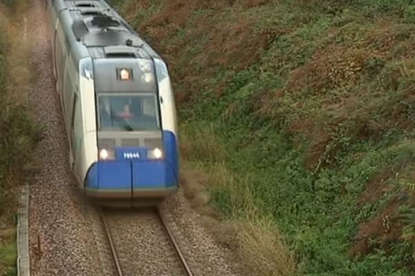 A cause de la vétusté de la ligne, la vitesse de circulation des trains est réduite à 40 km/h sur certains tronçons