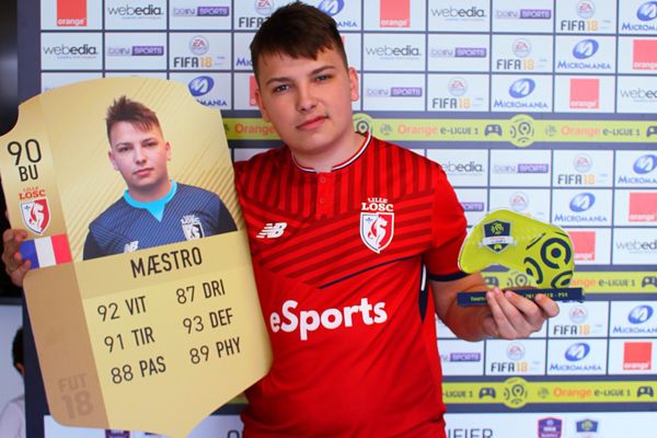 Maestro du LOSC Esports avec son trophée