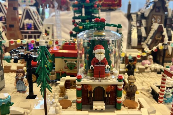 Le père Noël dans un univers Lego totalement inédit lors de l'exposition de Besac Fans de Briques en 2024