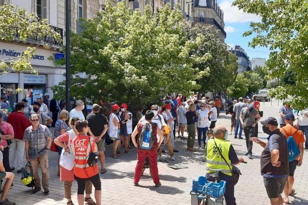 Quelques centaines de manifestants rassemblés place Darcy à Dijon 