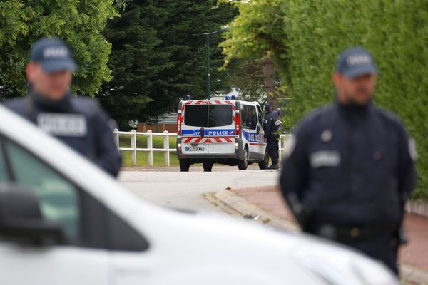 Magnanville (Yvelines) - la police devant la maison des policiers tués, au lendemain du drame - 14 juin 2016.