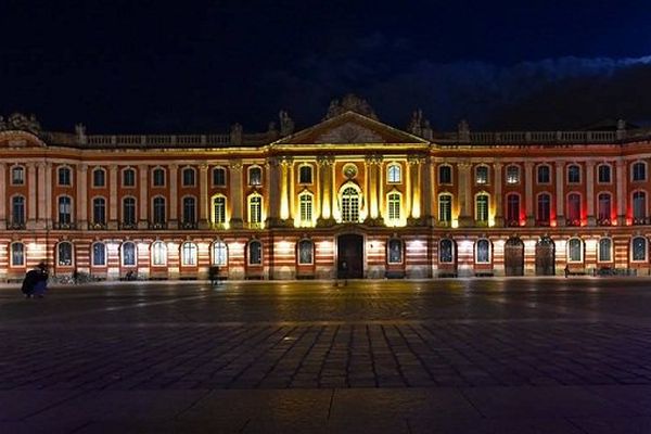 Le Capitole, en noir, jaune et rouge, mercredi soir.